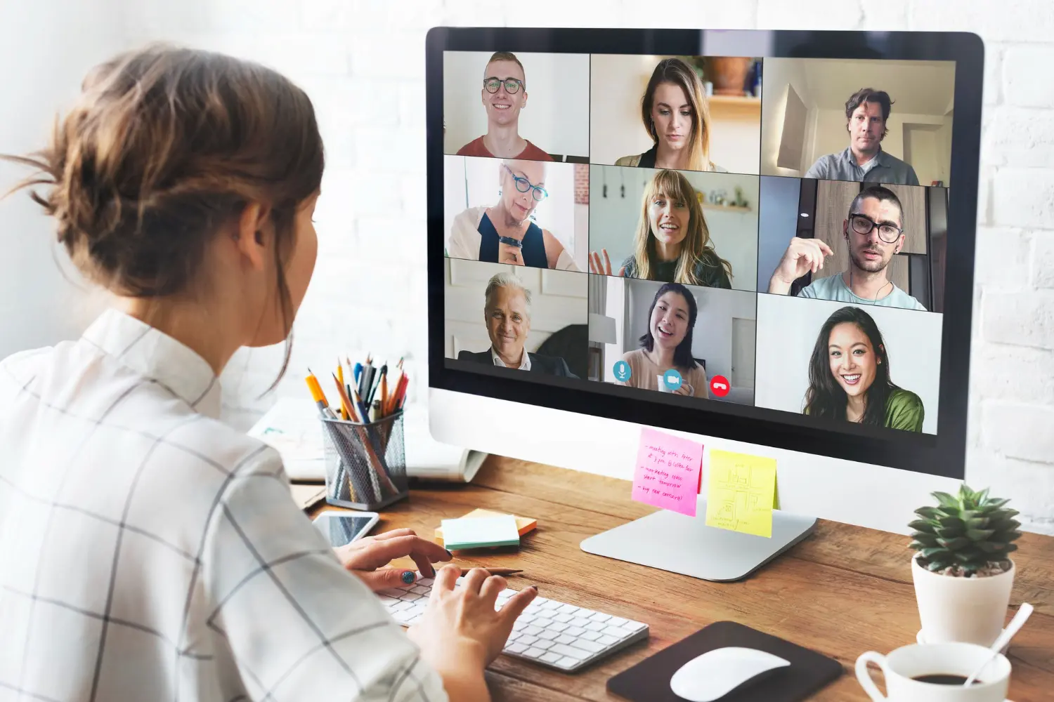 Online networking cez videohovor, počas ktorého žena komunikuje s viacerými účastníkmi.